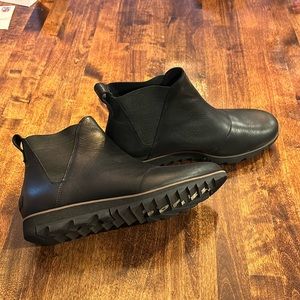 Sorel Chelsea boots size 9 great condition. Hardly worn